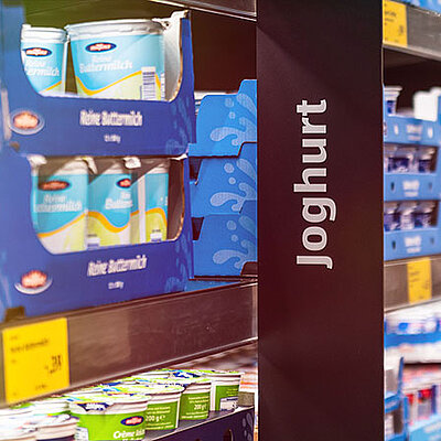 Regal mit Joghurt und Milchprodukten.