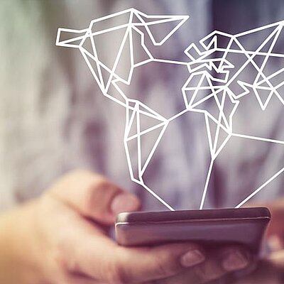 Bild zeigt eine Hand, die ein Smartphone hält, mit einem Hologramm von Diagrammen darüber schwebend.