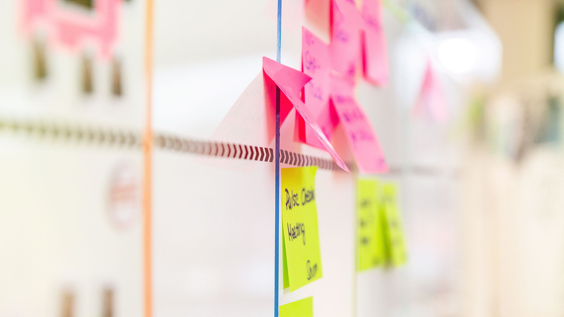 Ein Whiteboard mit Haftnotizen, die verschiedene Informationen enthalten.